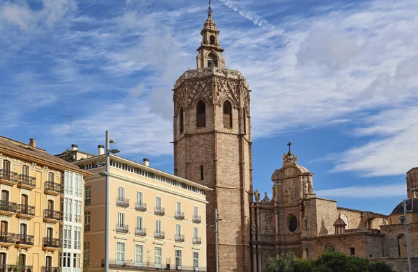Templomtorony Lakóépületek Valencia Spanyolország Stock Kép