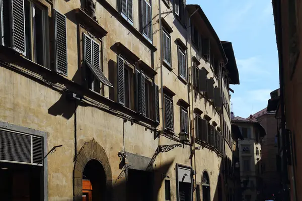 典型的历史房子用百叶窗为窗口在街道在佛罗伦萨 意大利的老部分 图库图片