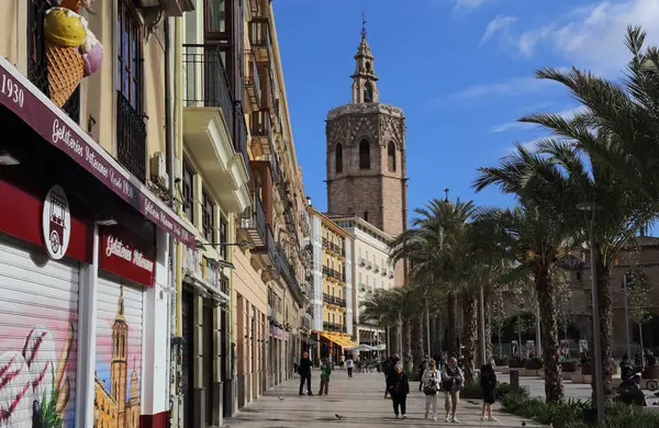 西班牙瓦伦西亚 2023年4月13日 米格莱特塔 瓦伦西亚大教堂的教堂塔 以及西班牙瓦伦西亚的居民楼和行人 免版税图库图片
