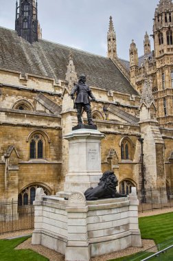 Oliver Cromwell 'in Londra' daki Westminster parlamentosunun önündeki heykeli.