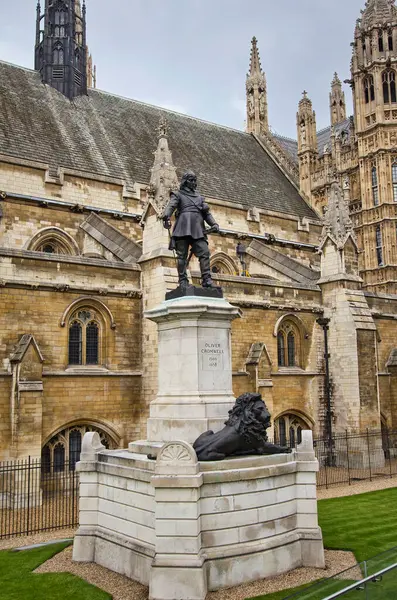 Άγαλμα Του Oliver Cromwell Μπροστά Από Κοινοβούλιο Του Westminster Στο Εικόνα Αρχείου