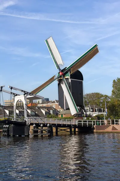 Γέφυρα Και Ανεμόμυλος Στο Λέιντεν Της Ολλανδίας Εικόνα Αρχείου