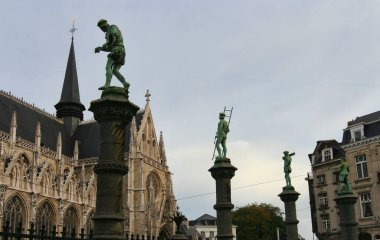 Brüksel, Belçika 'da ortaçağ loncası işçileri ve kilise heykelleri