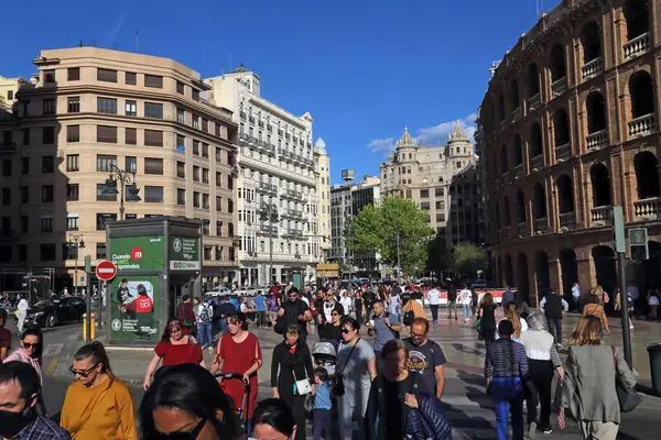 Valencia, İspanya - 14 Nisan 2023: Valencia, İspanya 'da 14 Nisan 2023 tarihinde halk, binalar ve arenayla metro çıkışı.