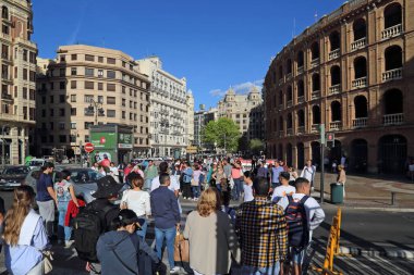Valencia, İspanya - 14 Nisan 2023: Valencia, İspanya 'da 14 Nisan 2023 tarihinde halk, binalar ve arenayla metro çıkışı.
