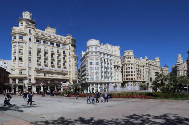 Valencia, İspanya - 13 Nisan 2023: Plaza Ayuntamiento, 13 Nisan 2023 'te İspanya' nın Valencia kentinde yürüyüş yapan insanlar ve ticari ve meskun binalar.