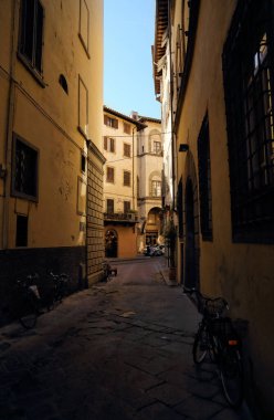 Floransa, İtalya - 23 Eylül 2017: 23 Eylül 2017 'de İtalya' nın Floransa kentinin en eski kesiminde park halindeki bisikletli eski cadde