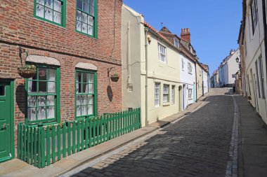 Whitby, İngiltere 'deki kaldırımlı sokak ve tarihi evler.