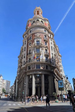 Valencia, İspanya - 13 Nisan 2023: Sokak, anıtsal bina ve 13 Nisan 2023 'te İspanya' nın Valencia kentinde yürüyen insanlar.