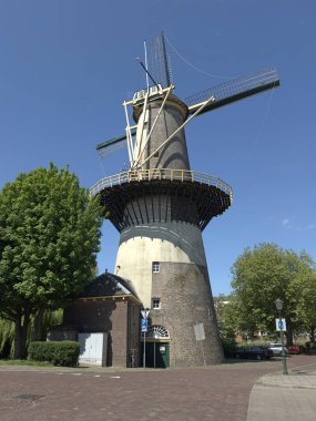 Schiedam, Hollanda - 3 Mayıs 2025: Hollanda, Schiedam 'da tarihi rüzgar değirmeni