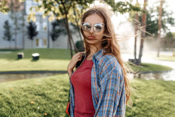 Romântico Jovem Loira Hipster Mulher Estudante Com Mochila Universidade — Fotografia de Stock