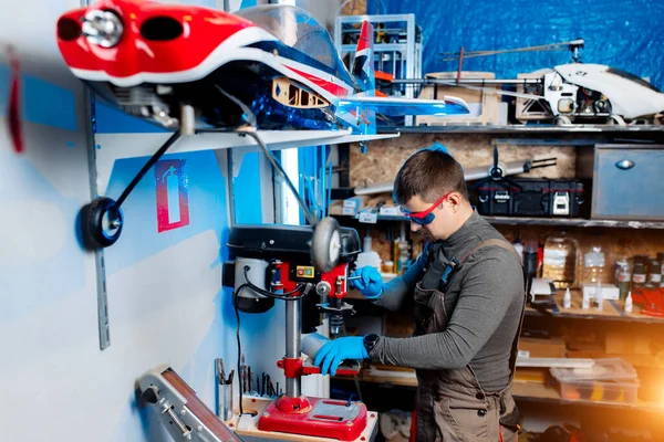 Junge Männliche Ingenieure Oder Techniker Mit Drill Für Drohnendetails Labor — Stockfoto
