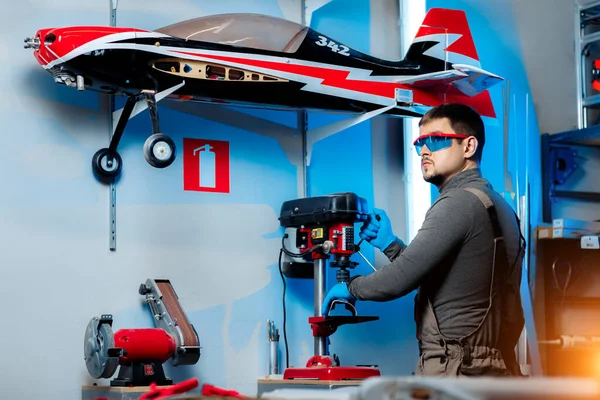 Ingenieur Oder Techniker Mit Bohrmaschine Für Drohnendetails Labor Flugzeuge Die — Stockfoto