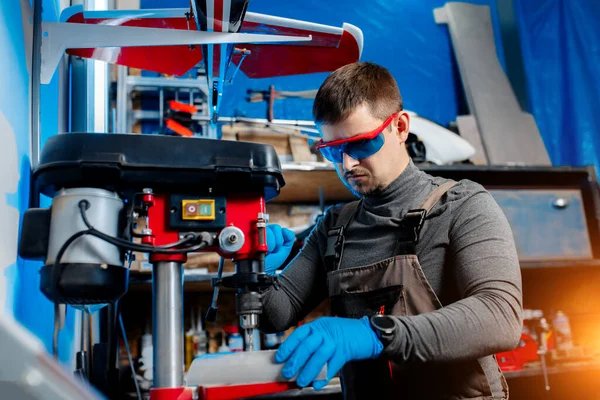 Junge Männliche Ingenieure Oder Techniker Mit Drill Für Drohnendetails Labor — Stockfoto