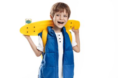 Sarı uzun pano tutan ve beyaz arka plana bakan gülümseyen sarışın çocuk.