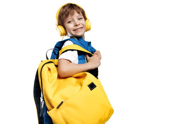 Uroczy Chłopiec Noszący Słuchawki Żółty Plecak Patrzący Kamerę Białym Tle — Zdjęcie stockowe