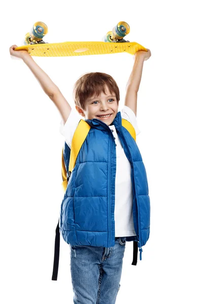 Beyaz Arka Planda Sarı Uzun Tahta Tutan Sarışın Bir Çocuğun — Stok fotoğraf