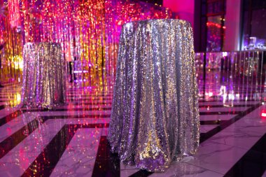 Parlak parti dekorasyonu neon ışıkta. Parti atmosferi