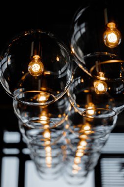 Styligh restoranın cam ışıklarını asıyor. Altın Işık. Samimi