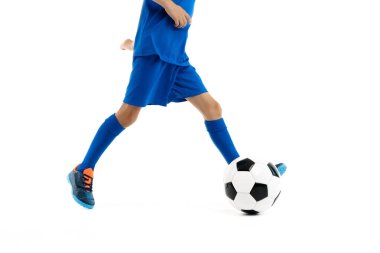 Mavi spor kıyafetli bir gencin beyaz arka planda klasik futbol topuyla oynadığı yakın plan fotoğrafı..