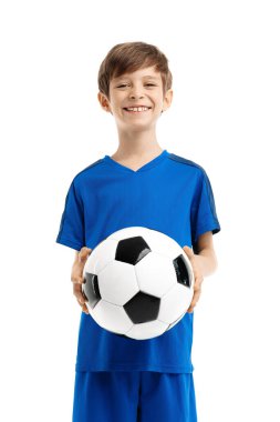 Mavi spor kıyafetli çekici genç beyaz arka planda klasik futbol topuyla poz veriyor..