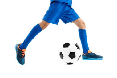 Beyaz arka planda klasik futbol topuyla oynayan genç çocuğun yakın plan fotoğrafı..
