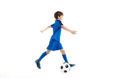 Mavi spor kıyafetli genç, beyaz arka planda klasik futbol topuyla oynuyor..