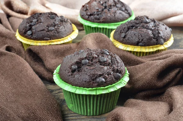 Muffinok Házi Készítésű Sütik Papírtálcán Csokis Muffin Csokidarabokkal Szelektív Fókusz Jogdíjmentes Stock Fotók