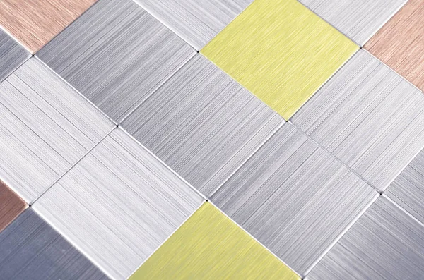 Modernes Panel Mit Silbrig Glänzenden Und Farbigen Metallplatten Gitterwandhintergrund Stockfoto
