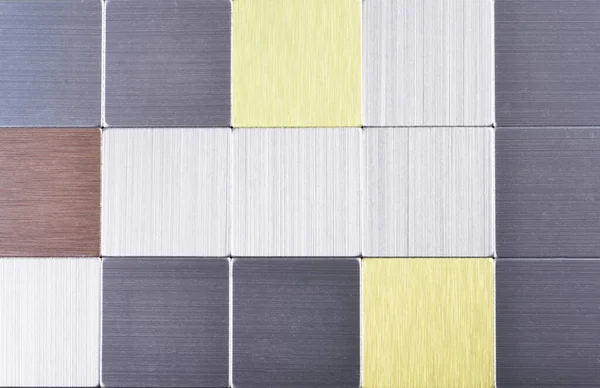 Modernes Panel Mit Silbrig Glänzenden Und Farbigen Metallplatten Gitterwandhintergrund Stockbild