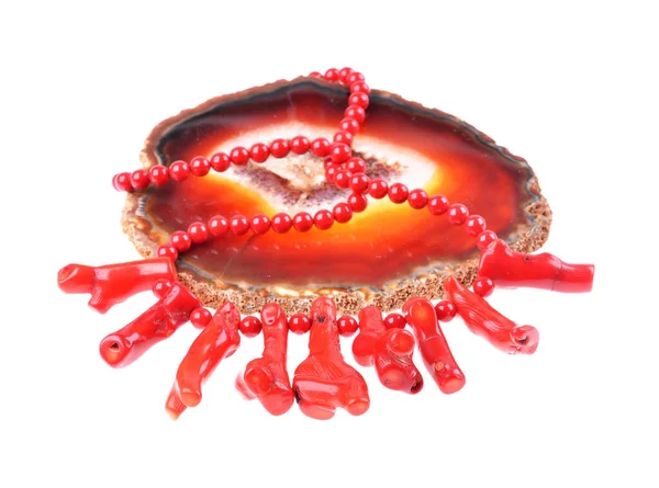 Halskette Aus Roten Korallen Auf Opal Auf Isoliertem Weißem Hintergrund — Stockfoto