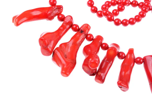 Rote Koralle Halskette Auf Isoliertem Weißem Hintergrund — Stockfoto