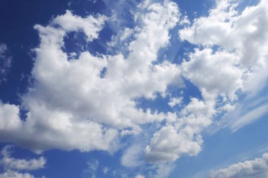 Hava beyaz bulutlu harika mavi gökyüzü. Güzel cennet arkaplanı.