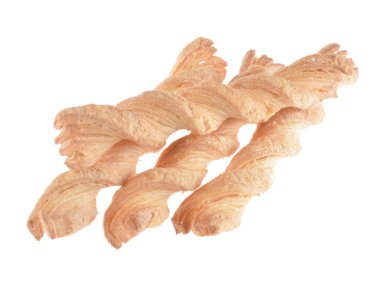 Beyaz sırtüstü izole edilmiş taze pişmiş tuzlu çubuklar.