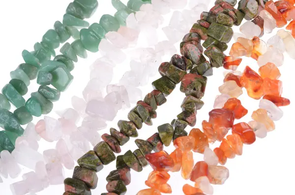 Eine Reihe Von Handgefertigten Schmuckarmbändern Rosa Quarz Karneol Stein Unakite Stockfoto