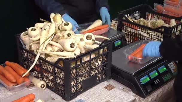 Μέτρηση Και Συσκευασία Καρότα Και Μαϊντανός Χειροκίνητοι Εργαζόμενοι Συσκευάζουν Ακατέργαστο — Αρχείο Βίντεο