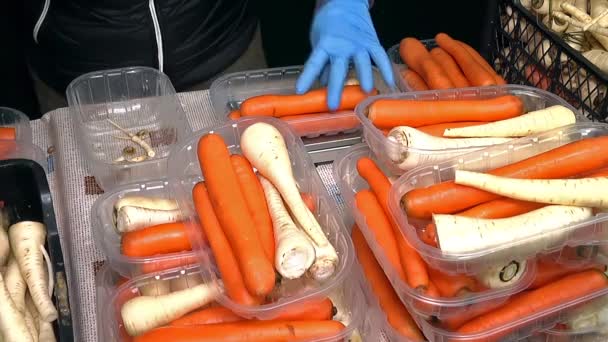 生胡萝卜和香菜包装 手工工人包装生香菜和香菜在市场上销售 — 图库视频影像