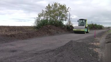 Compaction Works sırasında Road Roller; Road Roller yol bölümünü asfaltlamak için zemin hazırlar.