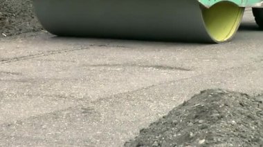 Sıkıştırıcı Roller: Road Roller yol bölümünün asfaltlanması için zemin hazırlıyor.