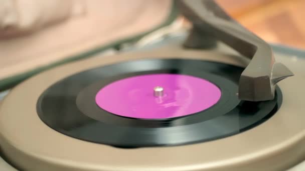 Retro Gramophone Makes Sound Old Vinyl Old Gramophone Проигрывает Одну — стоковое видео