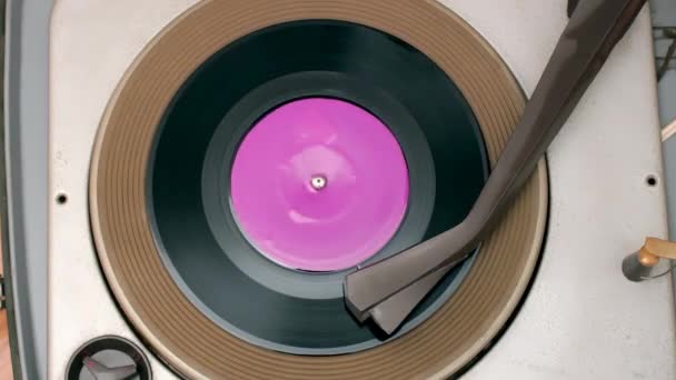 Vintage Gramophone Playing Vinyl Record Old Gramofon Playing Single Record — Stock video