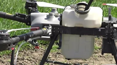 Böcek ilacı püskürtmek için İHA 'yı doldurmak, yabani otları kontrol etmek için İHA' nın deposunu ilaçlarla doldurmak,