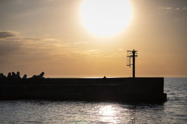 Ustka 'daki rıhtım manzaralı gün batımı
