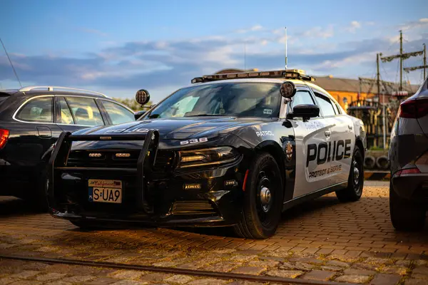 Gün batımında Ustka limanında bir polis arabası.