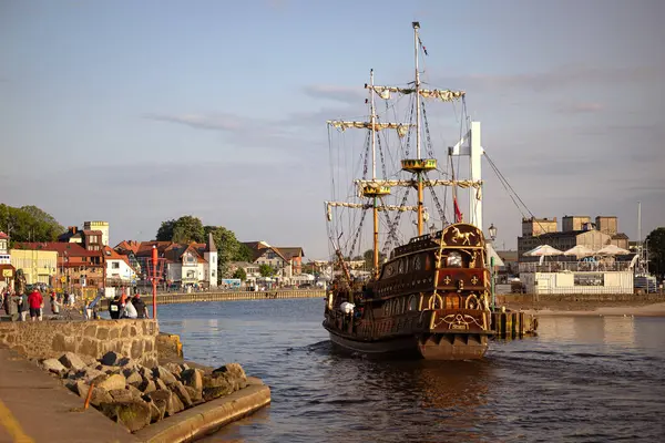 Korsan gemisi Ustka limanına giriyor.