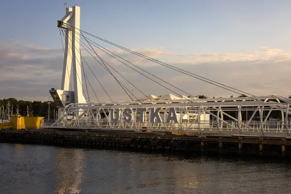 Gün batımında Ustka 'daki rıhtım ve sahil manzaralı.