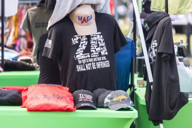 Auburn, GA, ABD - 1 Ekim 2022: İkinci Değişiklik Hakları ve diğer sağcı MAGA ürünlerini destekleyen bir tişört, 1 Ekim 2022 'de Auburn, GA' da düzenlenen Auburn sonbahar festivalinde satıcının çadırında sergilenmektedir..