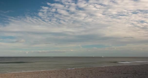 Временной Промежуток Облаков Людей Движущихся Через Береговую Линию Форт Лодердейла — стоковое видео