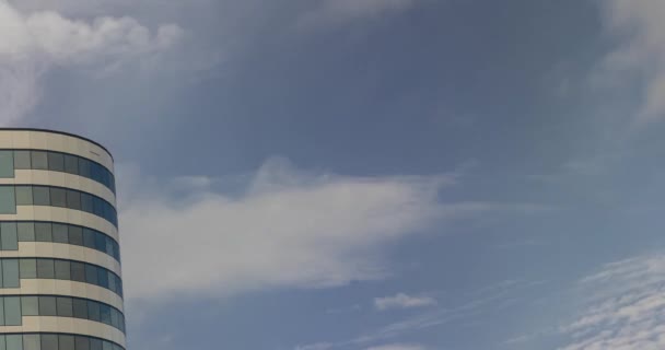 高層ビルの周りを移動する霧深い雲のタイムラプス — ストック動画