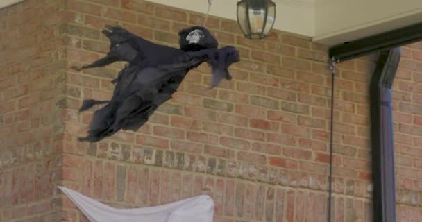 Creepy Skeleton Grim Reaper Shroud Swings Wind Porch Part Halloween — стоковое видео